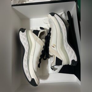 AUTHENTIC CHANEL WOMEN’S SNEAKERS🖤🤍